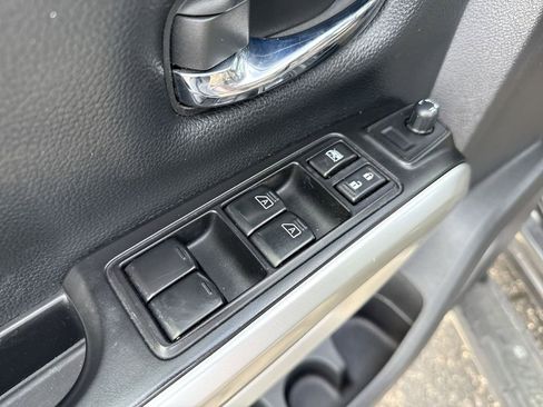 Used 2017 Nissan Titan SV image 13