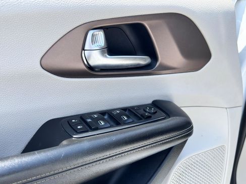 Used 2020 Chrysler Voyager L image 16