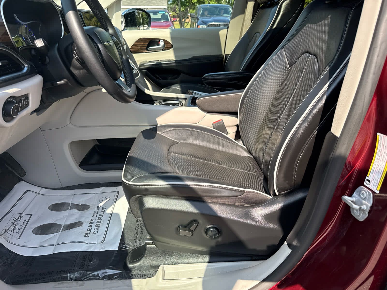 Used 2023 Chrysler Pacifica Limited w/ Uconnect Theater Family Group AWD/4WD image 11