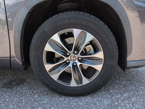 Used 2021 Toyota Highlander XLE FWD image 11
