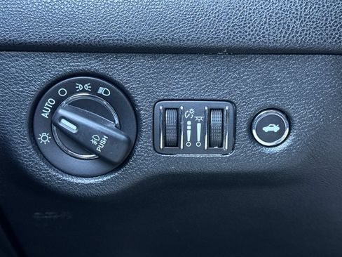 Used 2018 Chrysler 300 S AWD/4WD image 38