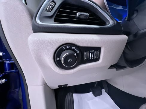 Used 2018 Chrysler Pacifica Touring-L Plus FWD image 16