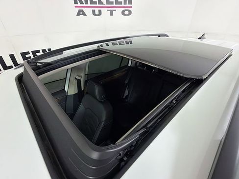 Used 2025 Volkswagen Atlas SE image 14