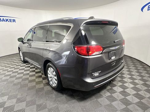 Used 2018 Chrysler Pacifica Touring-L w/ Premium Audio Group FWD image 7