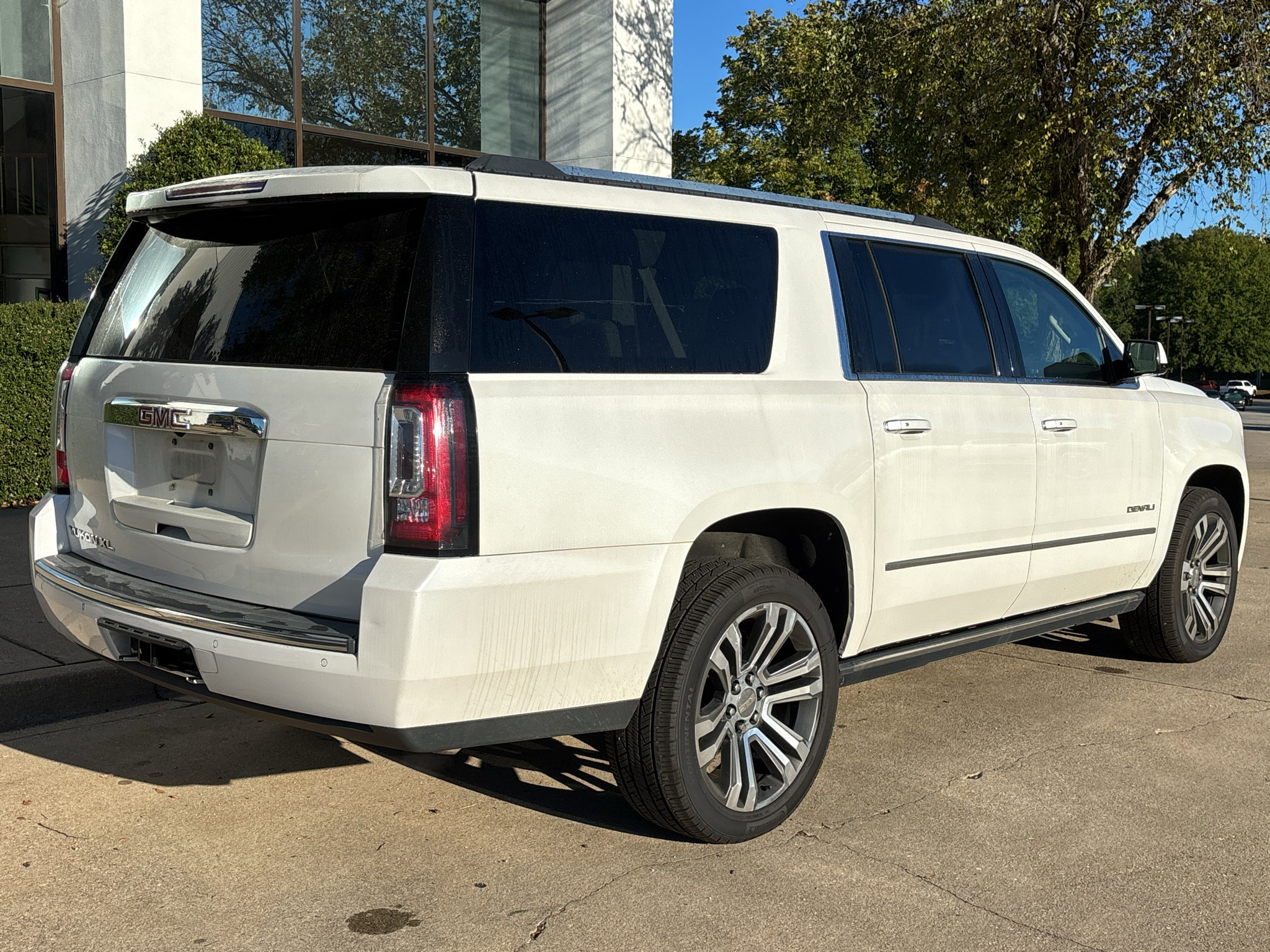 Used 2019 GMC Yukon XL Denali w/ Denali Ultimate Package AWD/4WD image 8