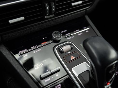 Certified 2019 Porsche Cayenne AWD/4WD image 26