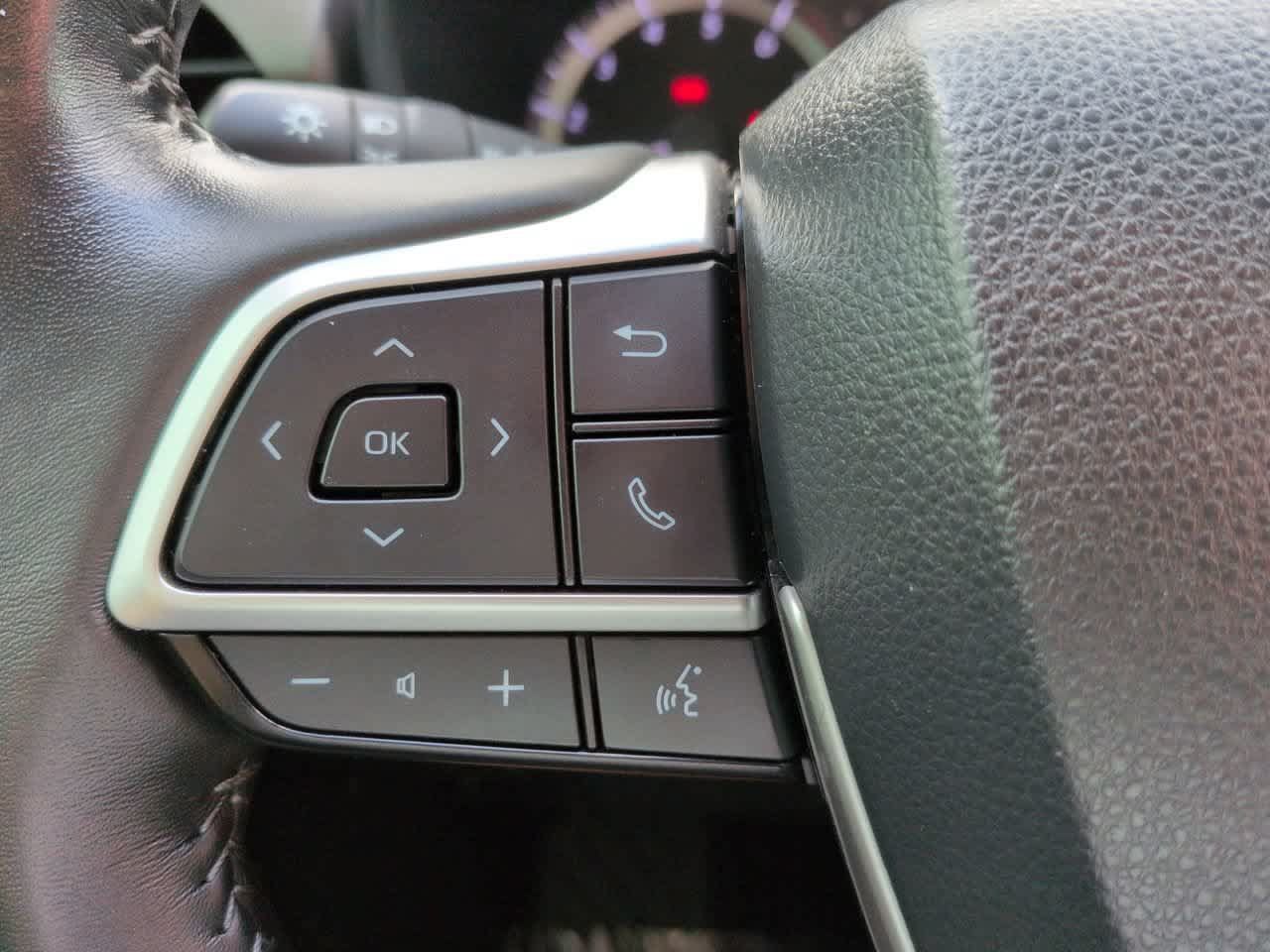 Used 2023 Toyota Highlander LE FWD image 23