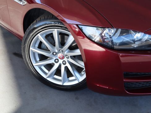 Used 2017 Jaguar XE image 3