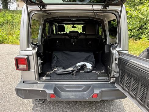 Used 2018 Jeep Wrangler Unlimited Sahara AWD/4WD image 15