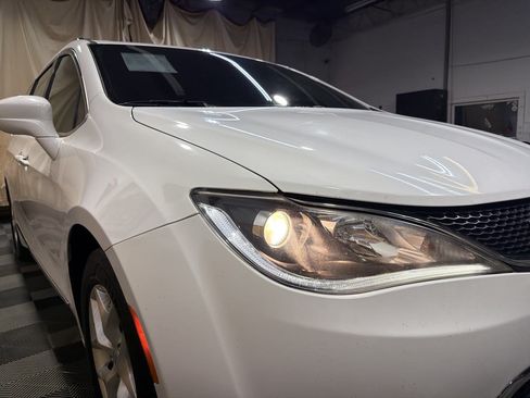 Used 2017 Chrysler Pacifica Touring-L Plus w/ Tire & Wheel Group FWD image 7