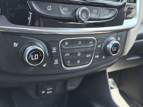 Used 2023 Chevrolet Traverse Premier FWD image 28