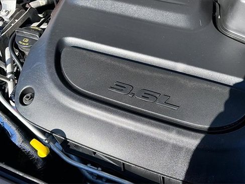 Used 2024 Chrysler Pacifica Touring-L image 32