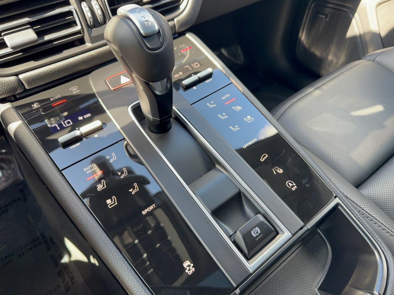 Certified 2026 Porsche Macan AWD/4WD image 21