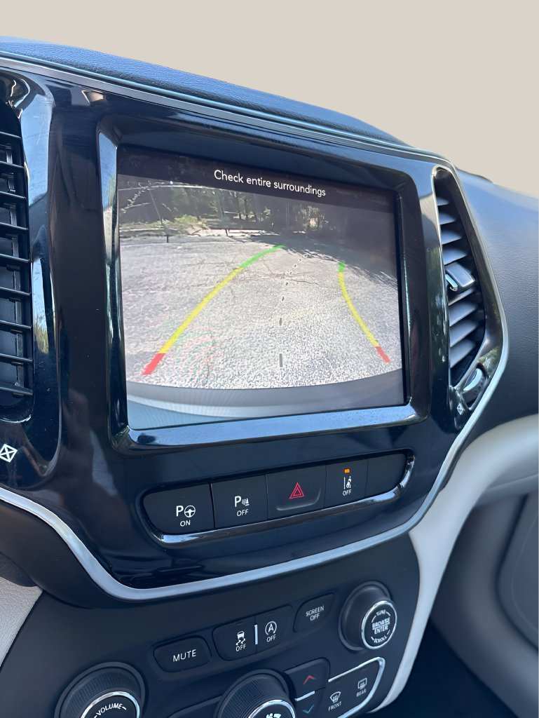 Used 2019 Jeep Cherokee Limited w/ Technology Group FWD image 30