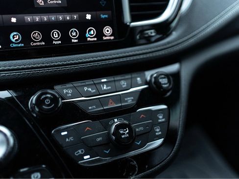 Used 2019 Chrysler Pacifica Limited w/ Advanced Safetytec Group image 19