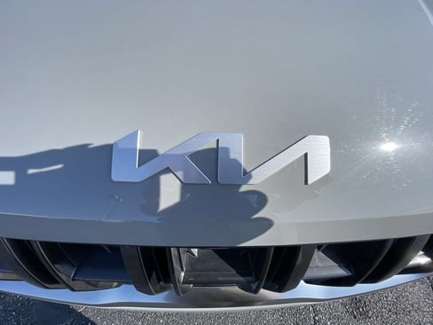 Used 2024 Kia Carnival EX FWD image 30