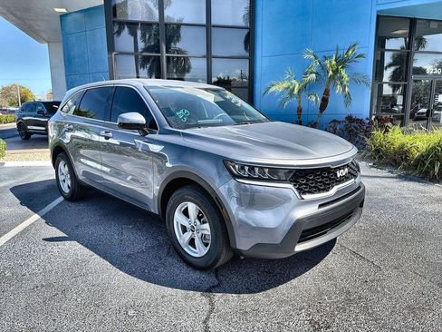 Used 2023 Kia Sorento LX FWD image 2