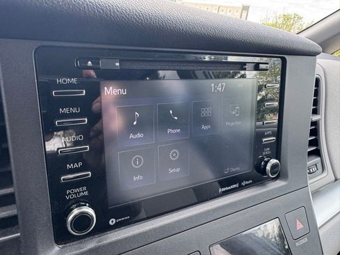 Used 2019 Toyota Sienna LE AWD/4WD image 2