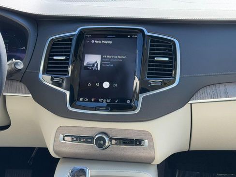 Certified 2024 Volvo XC90 T8 Ultimate w/ Protection Package Premier image 15