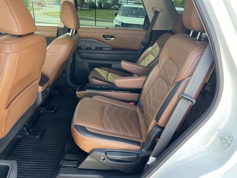 Used 2024 Nissan Pathfinder Platinum image 10