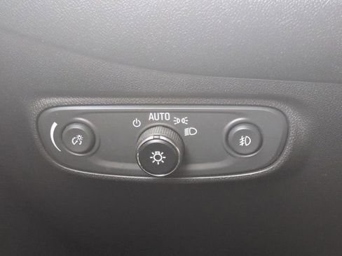 Used 2023 Chevrolet Equinox Premier image 19