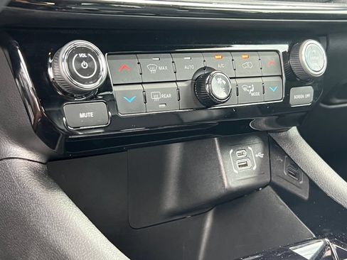 Used 2025 Jeep Compass Latitude w/ Convenience Group AWD/4WD image 28