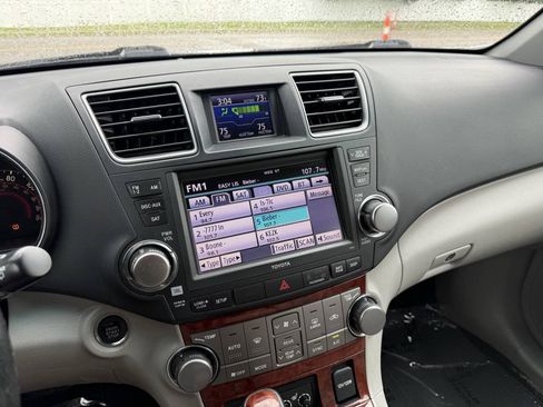 Used 2011 Toyota Highlander Limited w/ Tow Pkg AWD/4WD image 18