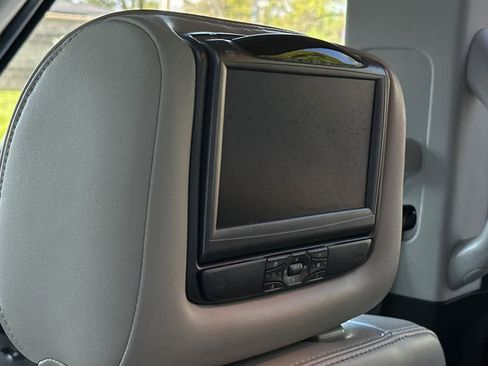 Used 2017 Ford Explorer Platinum image 16