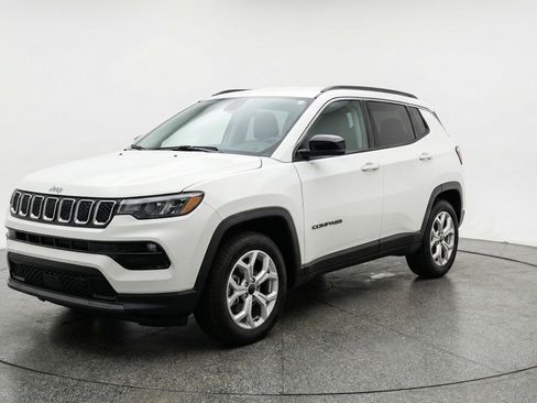 Used 2025 Jeep Compass Latitude image 3