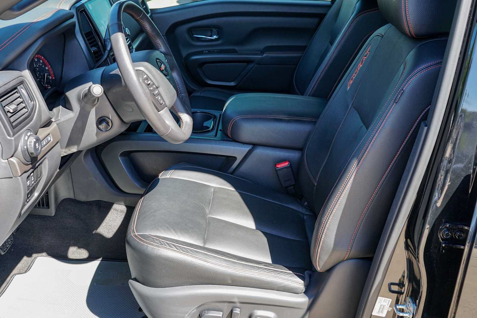 Used 2021 Nissan Titan PRO-4X w/ Pro-4x Convenience Package AWD/4WD image 8