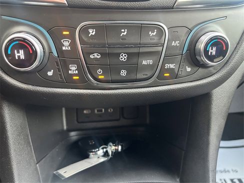 Used 2023 Chevrolet Equinox LT image 46