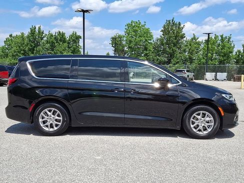 Used 2024 Chrysler Pacifica Touring-L FWD image 10