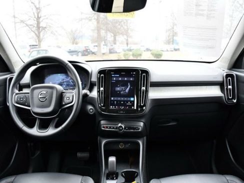 Certified 2025 Volvo XC40 B5 Core image 16