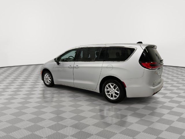 Used 2024 Chrysler Pacifica Touring-L FWD image 7