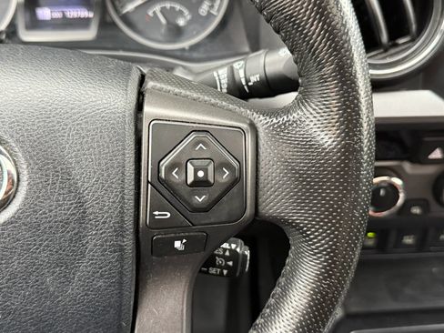 Used 2016 Toyota Tacoma TRD Sport AWD/4WD image 13