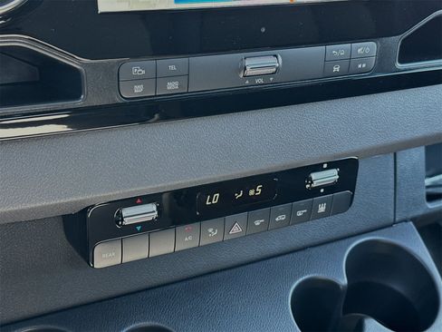 Used 2024 Mercedes-Benz Sprinter 2500 image 23