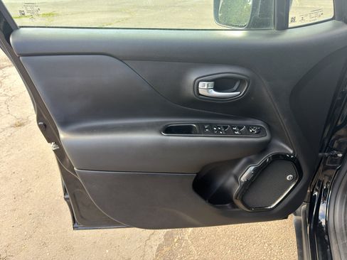 Used 2017 Jeep Renegade Altitude AWD/4WD image 18