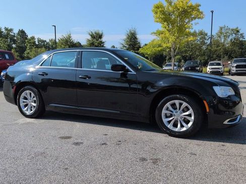 Used 2022 Chrysler 300 Touring image 2