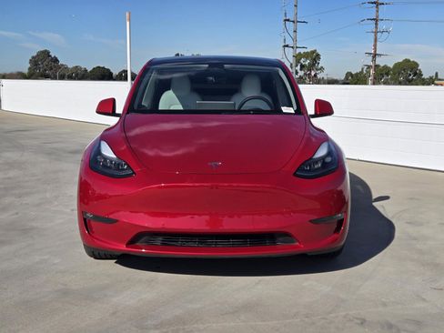 Used 2023 Tesla Model Y Performance image 3