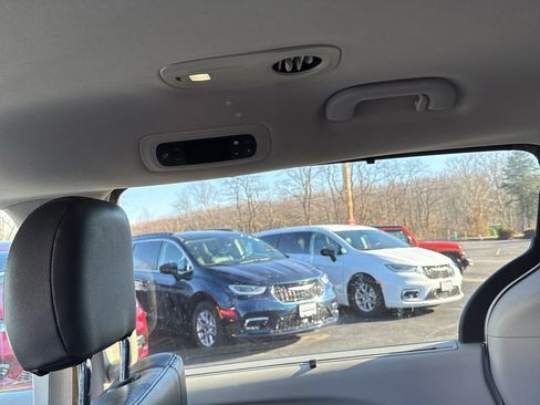 Used 2019 Chrysler Pacifica Touring-L image 21