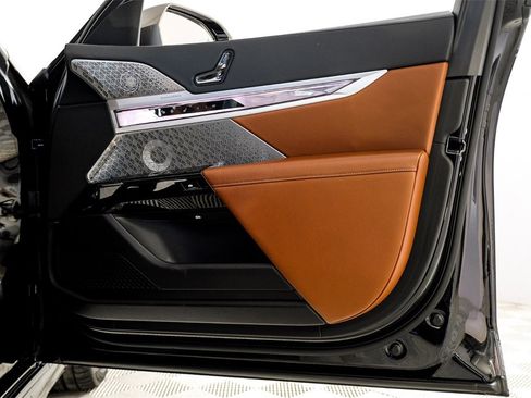 Used 2023 BMW 760i xDrive w/ Executive Package image 46