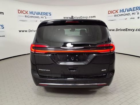 Used 2023 Chrysler Pacifica Touring-L AWD/4WD image 5
