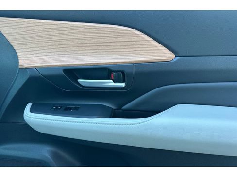 Used 2025 Toyota Grand Highlander AWD image 21