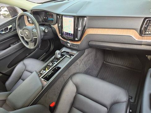 Used 2022 Volvo XC60 B5 Momentum w/ Advanced Package FWD image 19