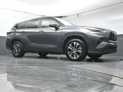 Used 2024 Toyota Highlander XLE FWD image 40