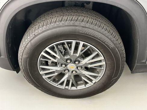 Used 2025 Chevrolet Traverse LT image 11