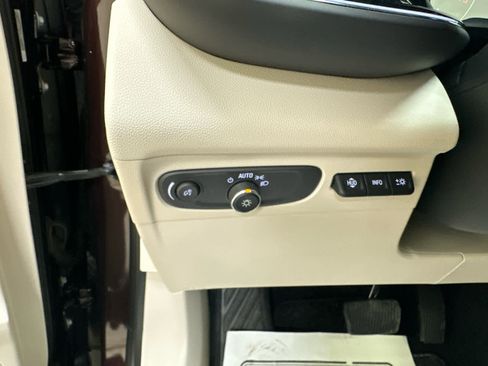 Used 2022 Buick Envision Avenir w/ Technology Package II image 24