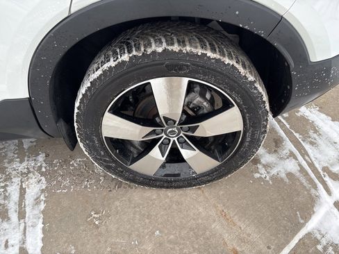 Used 2021 Volvo XC40 T5 Momentum w/ Premium Package image 14