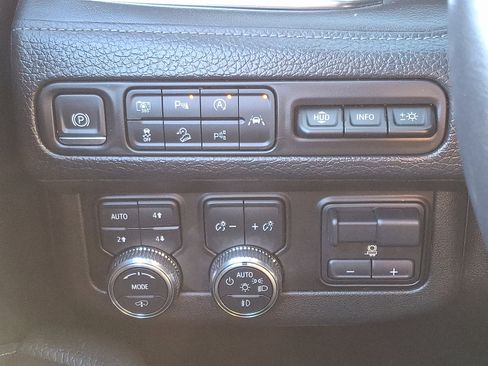 Used 2024 GMC Yukon XL Denali w/ Denali Reserve Package image 27