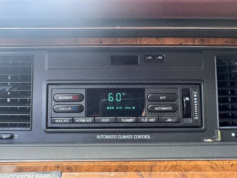 Used 1994 Lincoln Town Car Executive RWD image 17